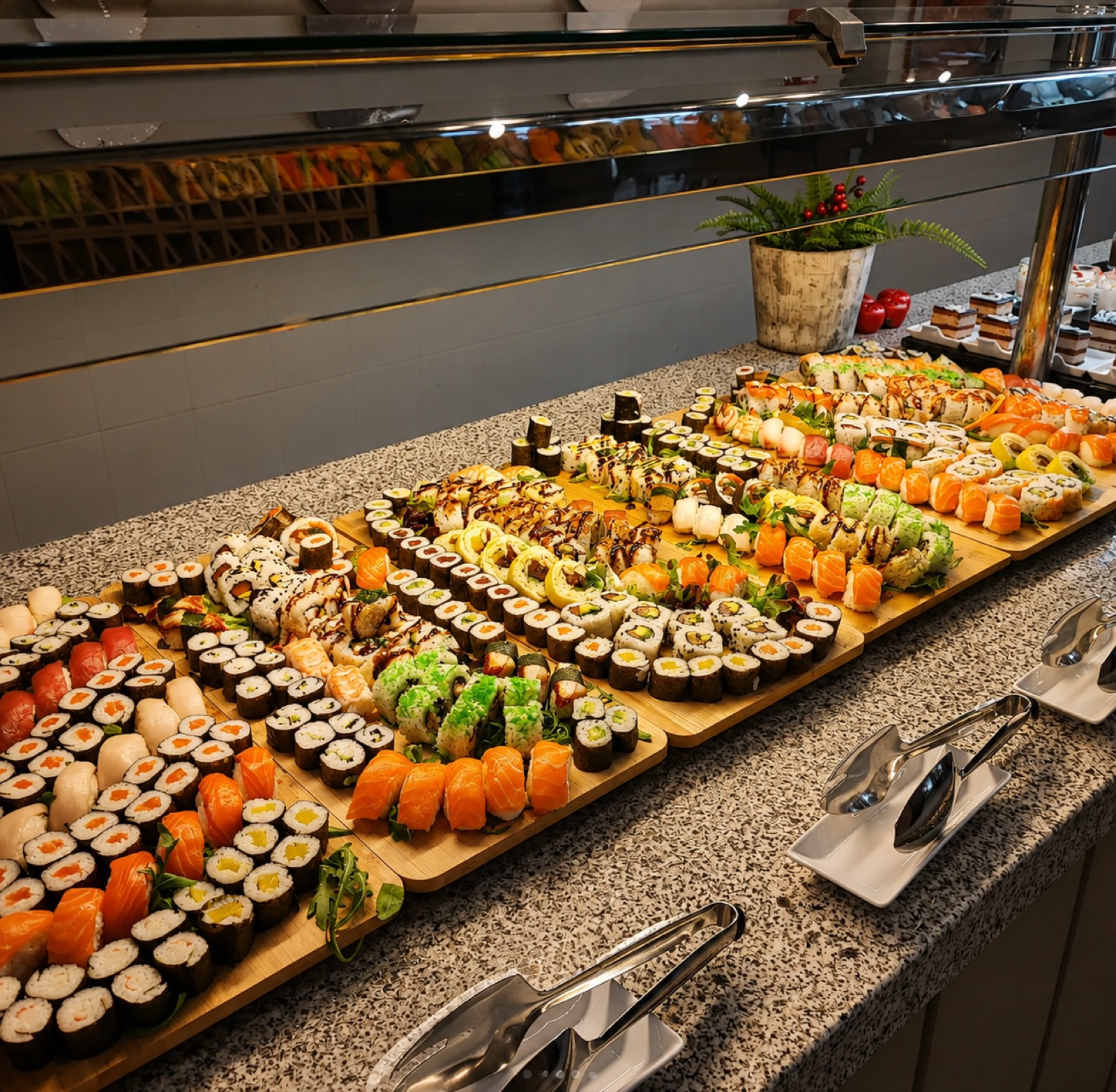 Gran despliegue de sushi sobre tablas de madera, listo para un evento