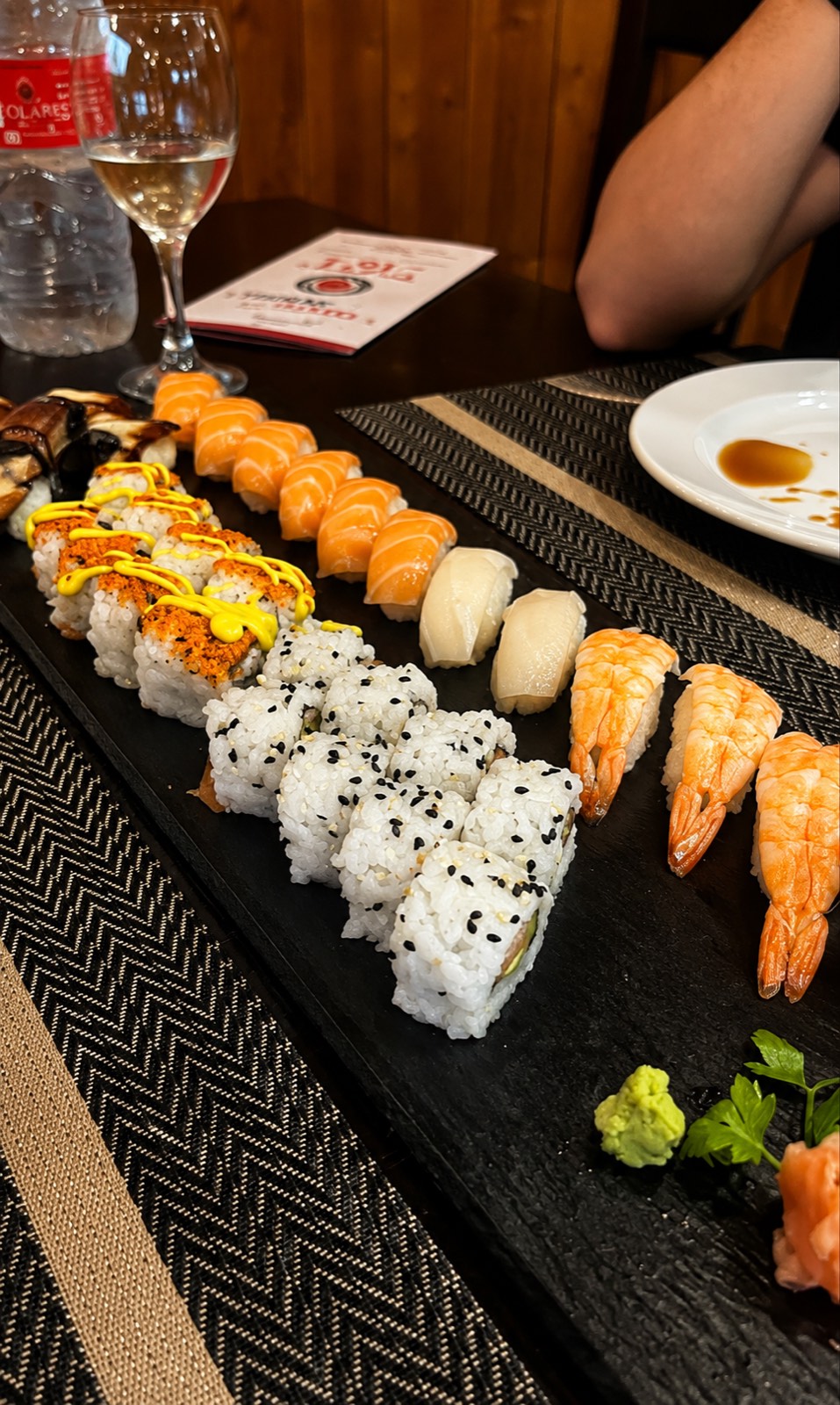 Bandeja de nigiri y maki variados servida en Yamato Gandía