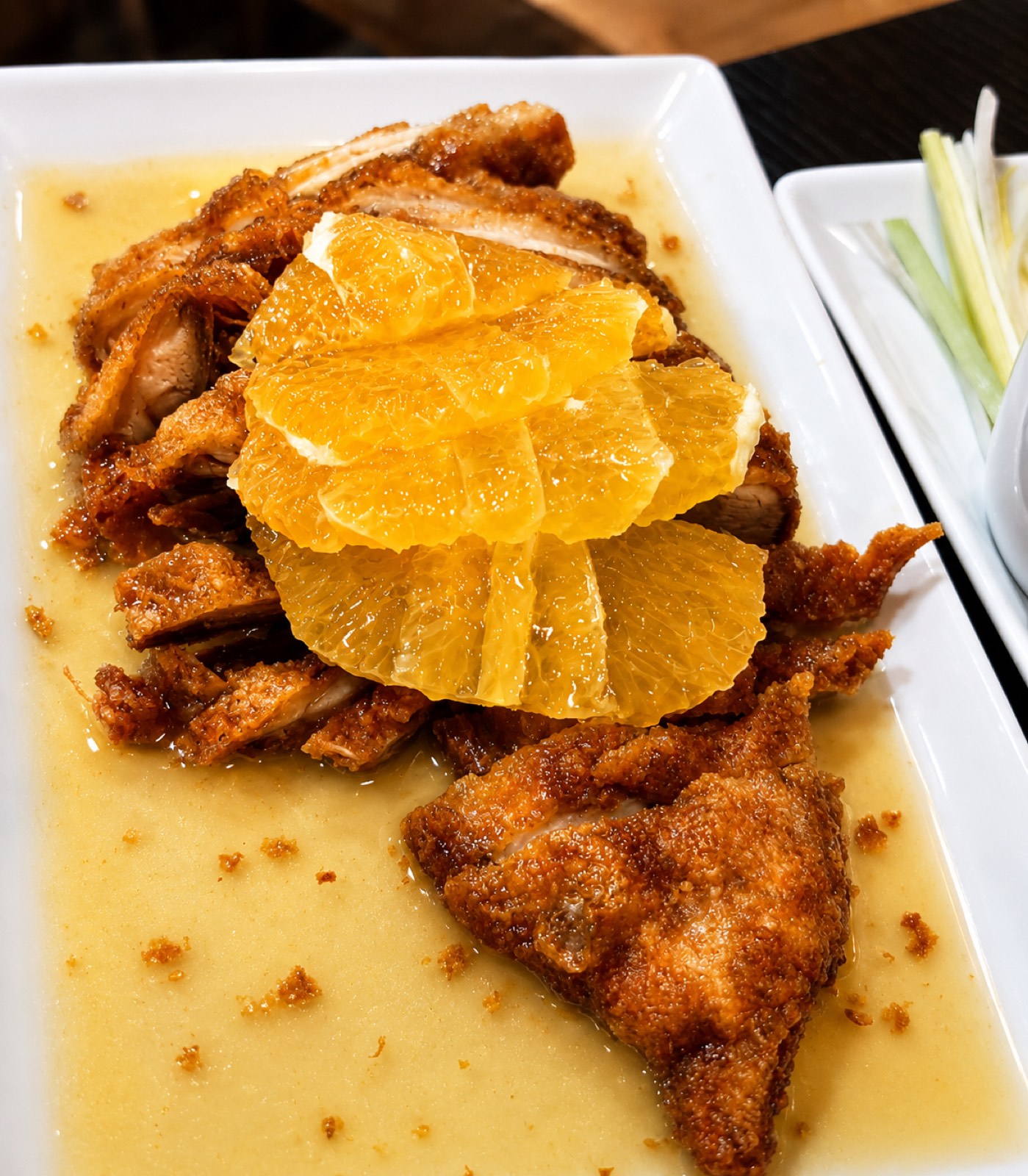 Pato a la naranja, uno de los platos calientes de la carta de Yamato Gandía