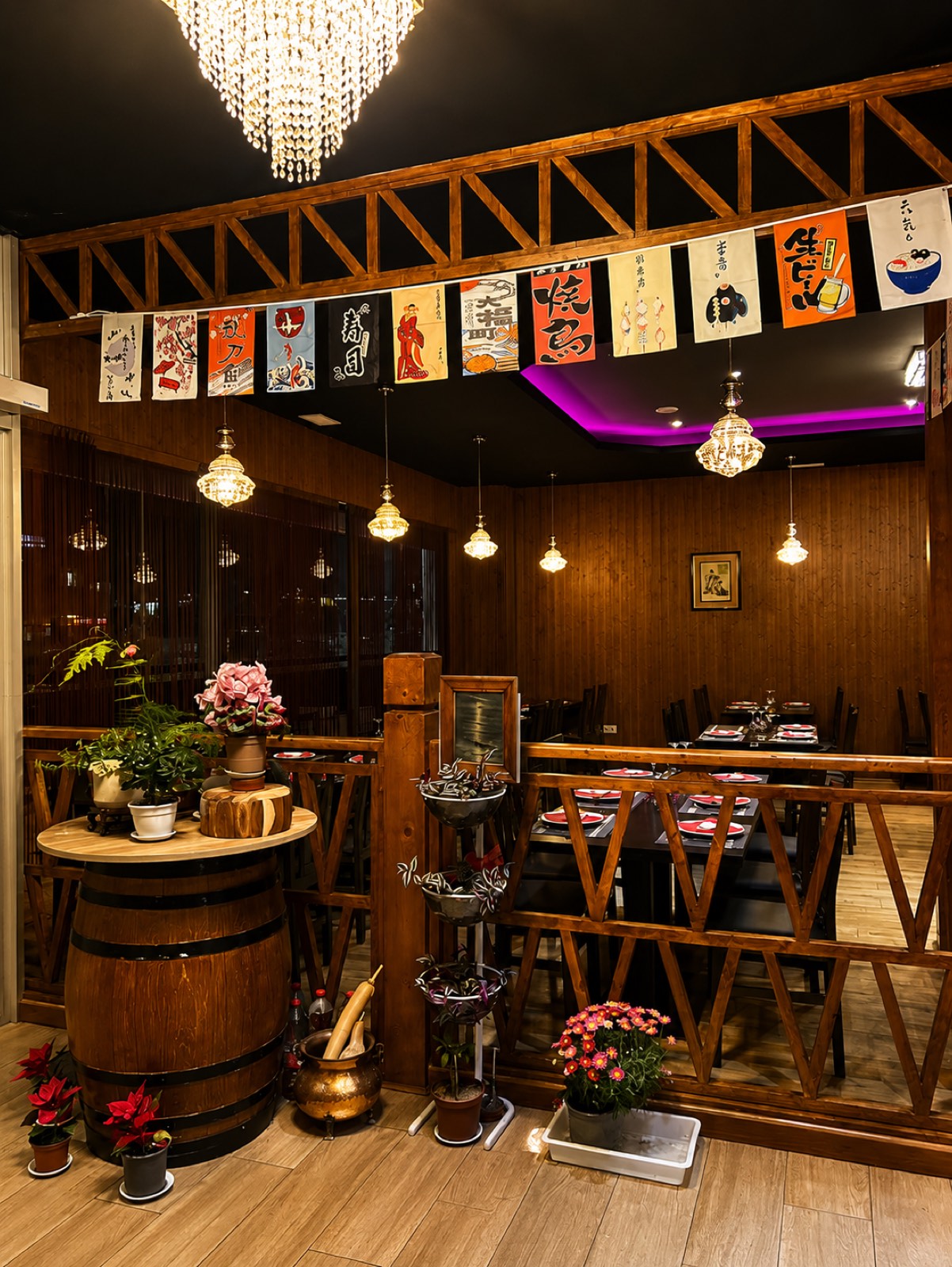 Rincón decorativo de la entrada de Yamato Gandía con banderines y detalles de madera