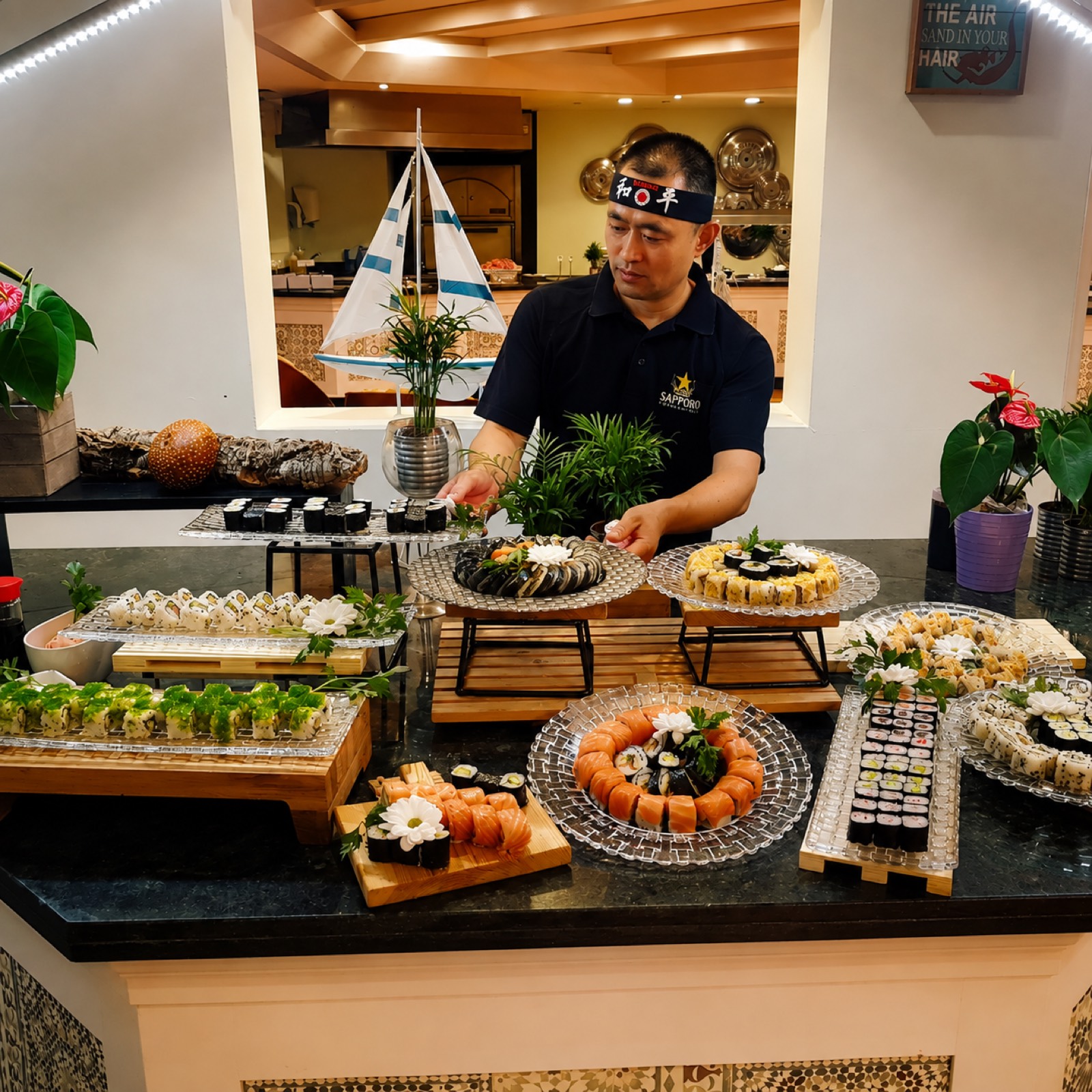 El señor Li preparando y presentando personalmente una mesa de sushi en Yamato Gandía